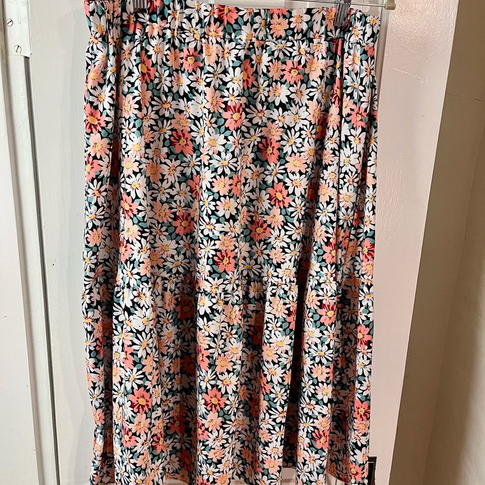 SHEIN Black Midi Skirt with Pink & White Daisy Print